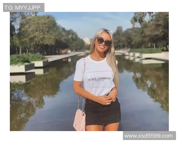 足球明星翘臀视频引发热议网友热评不断引领时尚潮流的运动魅力