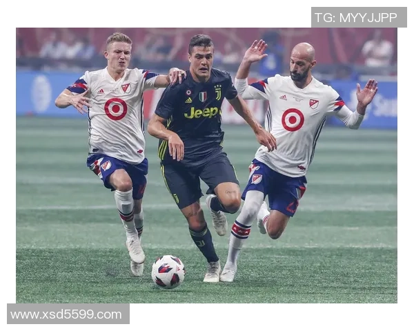 足球明星躺下抓头发瞬间引发热议网友纷纷调侃其搞怪造型